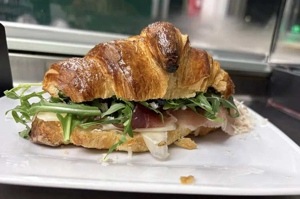 Cornetto salato con crudo e rucola
