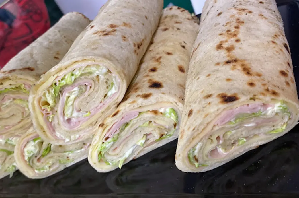 Rollè con prosciutto cotto e insalata
